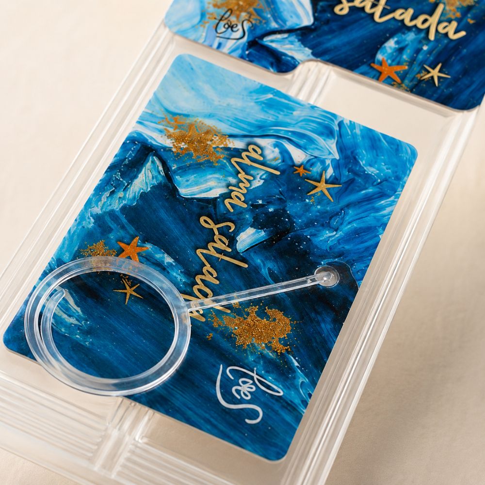 Detalle de los packagings del ambientador de coche Alma Salada de LoeS mostrando el diseño azul marino pintado con estrellas doradas – D'Arome