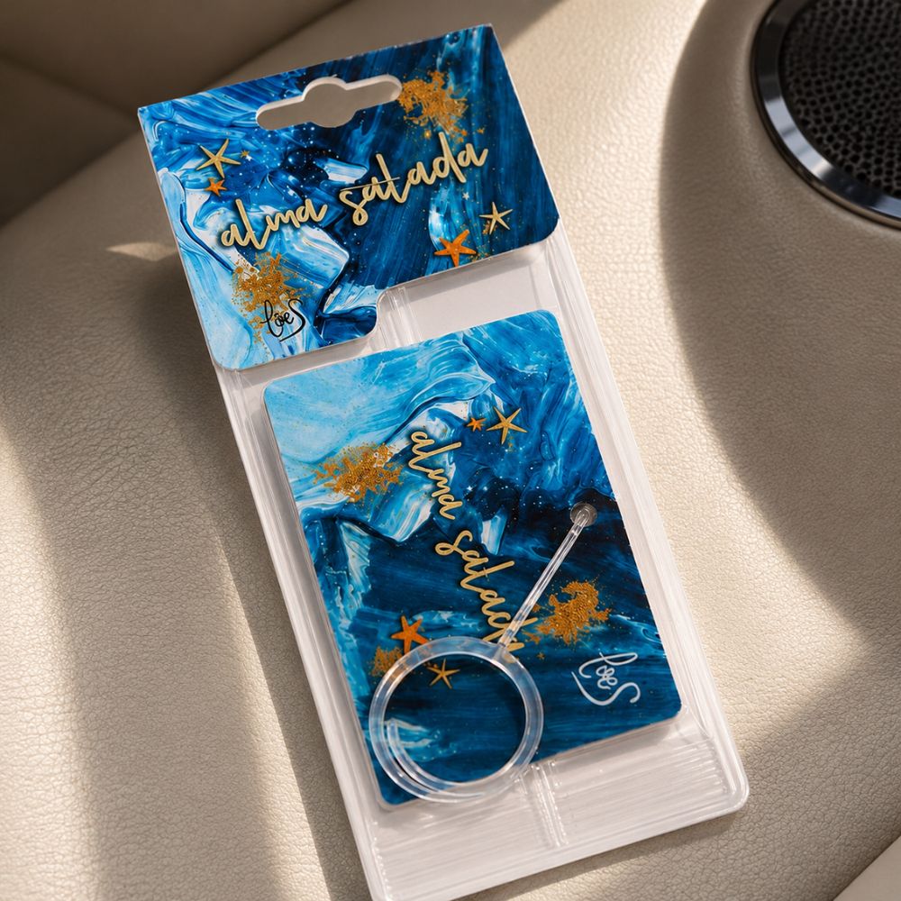 Ambientador de coche Alma Salada de LoeS sobre el interior de cuero claro de un vehículo junto al altavoz, listo para colgar del retrovisor – D'Arome