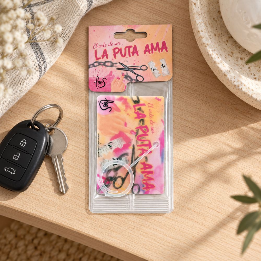 Ambientador de coche La Puta Ama LoeS sobre mesa de madera junto a las llaves del vehículo – D'Arome