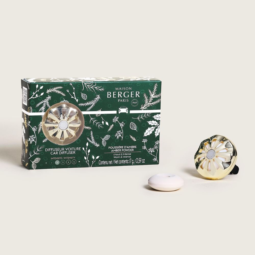 Ambientador de coche Poussière d'Ambre Maison Berger con su caja de Navidad y las piezas del difusor desmontadas – D'Arome