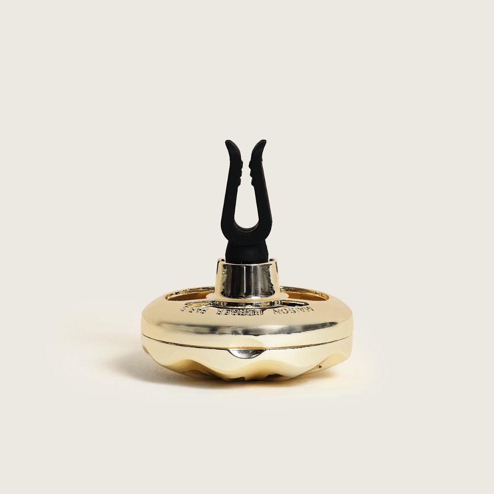 Detalle de la pinza para rejilla de ventilación del ambientador de coche Poussière d'Ambre Maison Berger – D'Arome