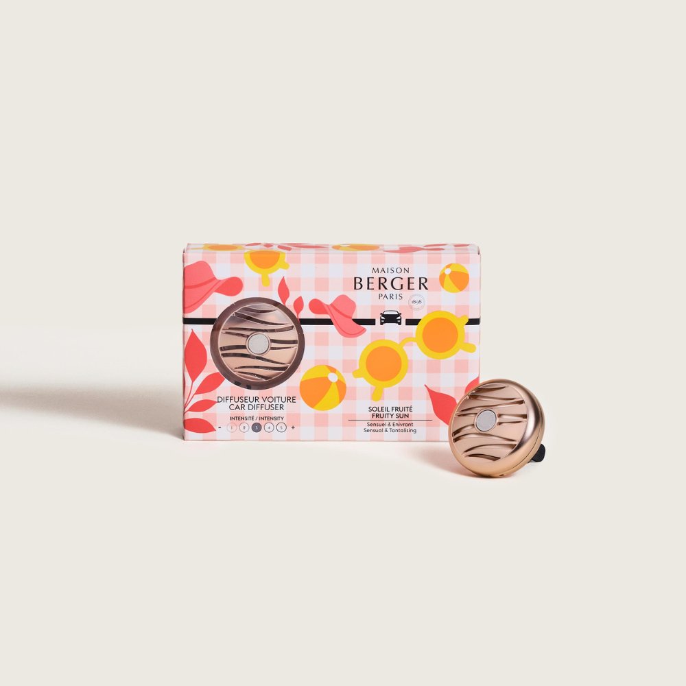 Detalle caja ambientador de coche Soleil Fruité Maison Berger, diseño veraniego rosa con gafas de sol y balones de playa – D'Arome