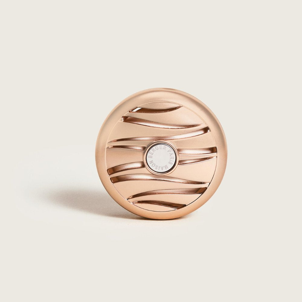Ambientador de coche Soleil Fruité Maison Berger en acabado rosa cobrizo Blissful Rose Cuivré, vista frontal con diseño de olas – D'Arome