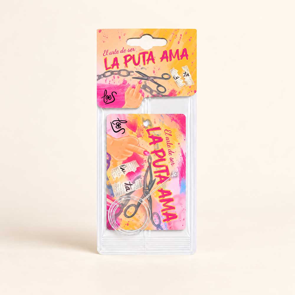 Ambientador de coche packagin símbolos del aroma (tijeras, papel roto, peineta) colo Rosa y slogan: El arte de ser La Puta Ama - D'Arome