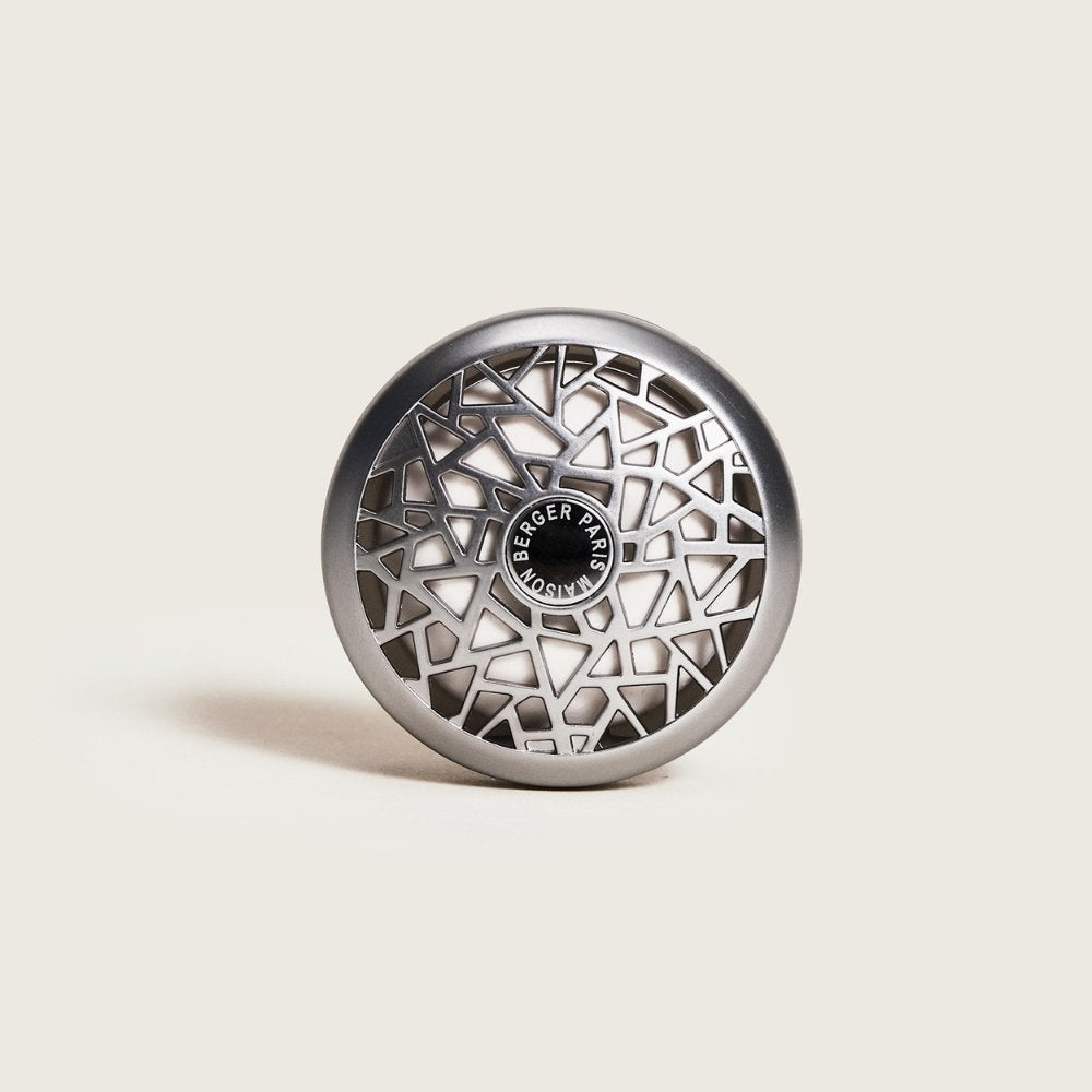 Difusor de coche Zest of Verbena Maison Berger en acabado plata, vista frontal, diseño geométrico Honey Comb – D'Arome