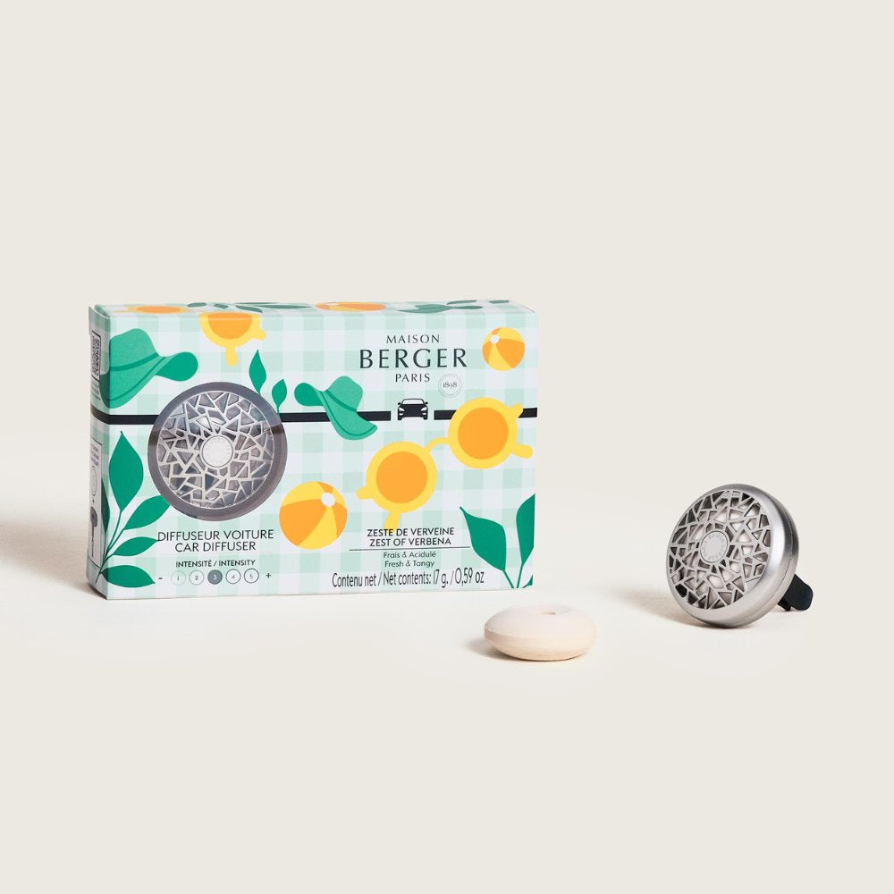 Detalle caja colección Estivale ambientador de coche Zest of Verbena Maison Berger, diseño veraniego con balones de playa y hojas verdes – D'Arome