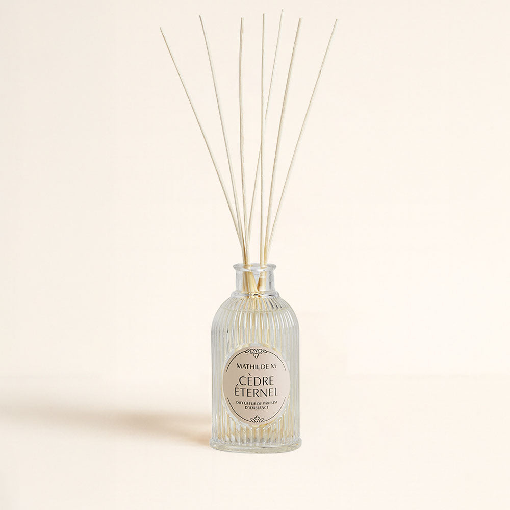 Ambientador mikado Cèdre Éternel Mathilde M de 200ml con varillas de fibra natural en botella de cristal estriado – D'Arome