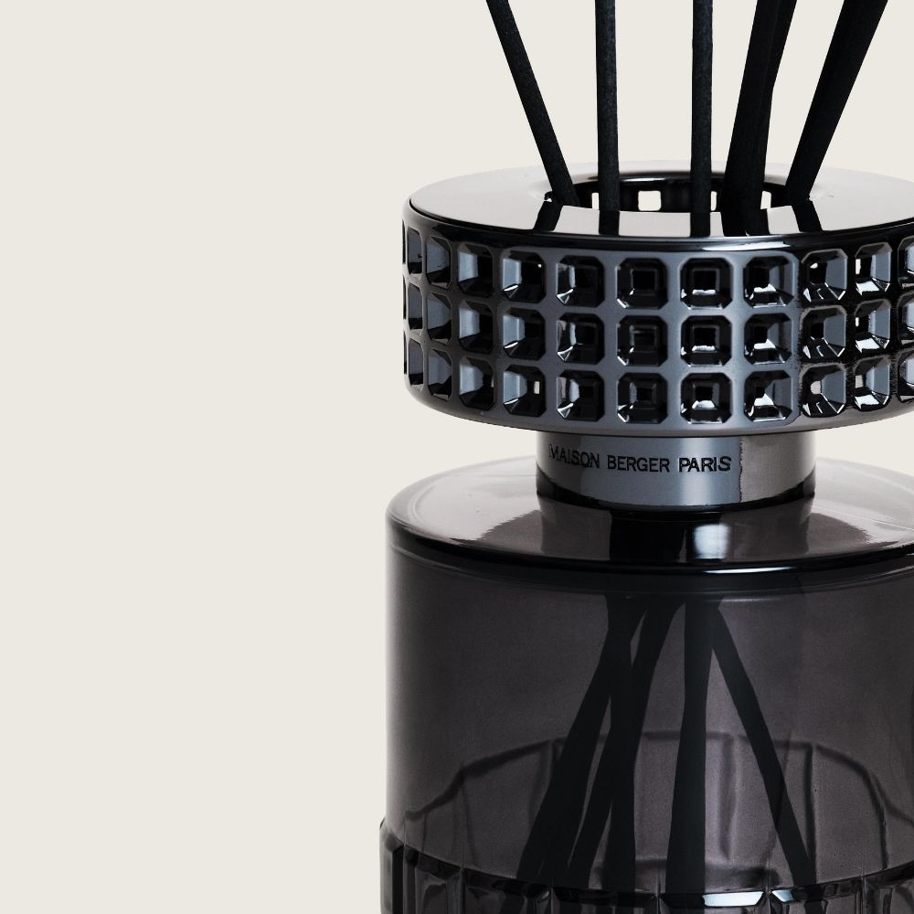 Detalle del embellecedor negro troquelado del ambientador mikado Celebration Negro Maison Berger con relieve facetado y grabado Maison Berger Paris – D'Arome