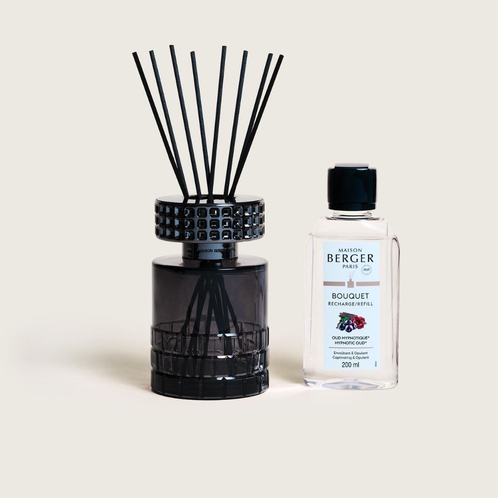 Ambientador mikado Celebration Negro Maison Berger con varillas de fibra negras junto al recambio Oud Hypnotique 200ml aroma envolvente y opulento – D'Arome