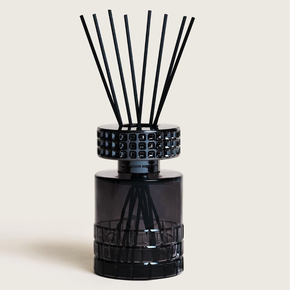 Vista frontal del ambientador mikado Celebration Negro Maison Berger con frasco tallado negro, embellecedor troquelado y varillas de fibra negras – D'Arome