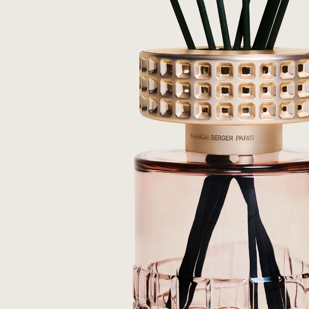 Detalle del embellecedor dorado troquelado del ambientador mikado Celebration Nude Maison Berger con relieve facetado y grabado Maison Berger Paris – D'Arome