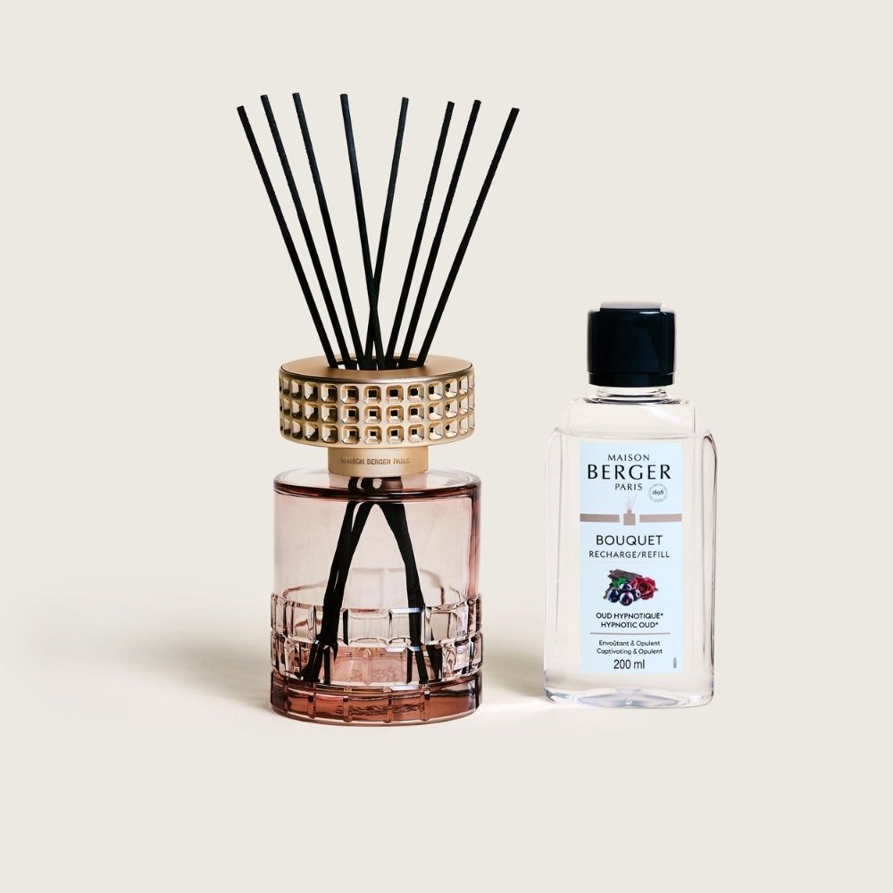 Ambientador mikado Celebration Nude Maison Berger con varillas de fibra negras junto al recambio Oud Hypnotique 200ml aroma envolvente y opulento – D'Arome