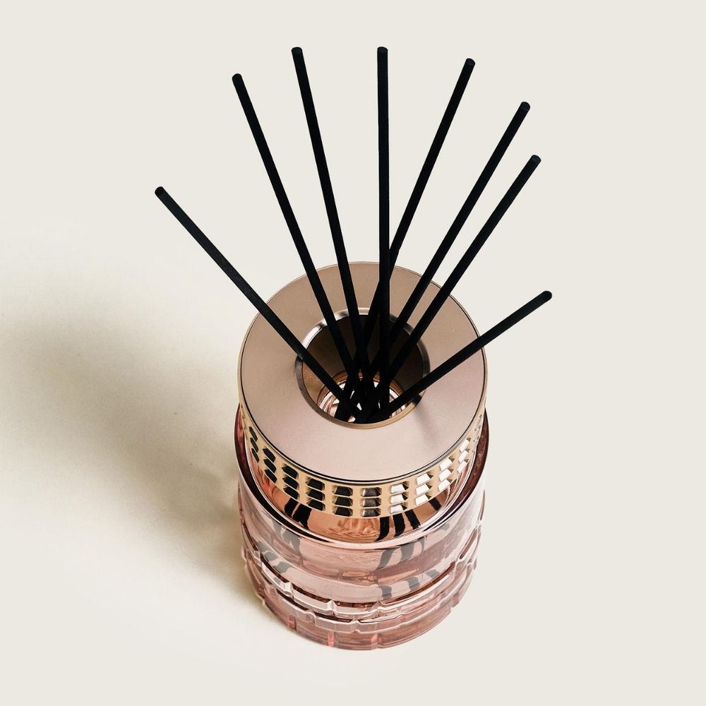 Vista cenital del ambientador mikado Celebration Nude Maison Berger con embellecedor dorado troquelado y varillas de fibra negra – D'Arome