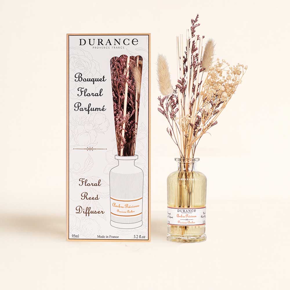 Ambientador mikado con flores secas Ámbar Precioso de 95ml junto a su elegante caja original de Durance con motivos botánicos, perfecto para regalo.