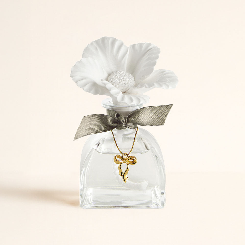 Ambientador mikado Musc Irisé 100ml Mathilde M con flor de porcelana blanca y colgante lazo dorado – D'Arome