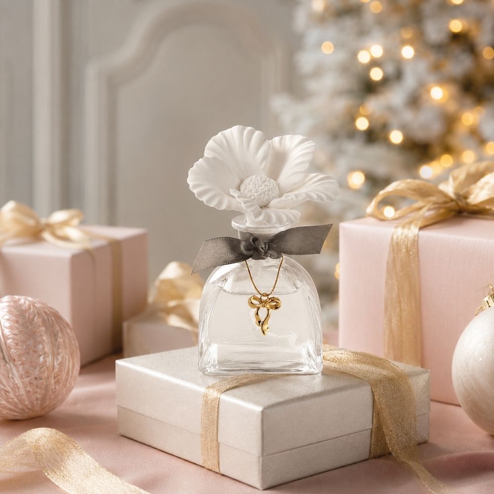 Ambientador mikado con aroma navideño Musc Irisé de 100ml de Mathilde M con flor de porcelana blanca, colgante dorado y lazo gris, el mejor ambiente navideño – D'Arome