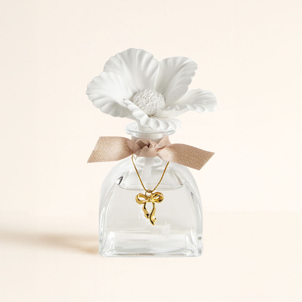 Ambientador mikado Orange Cannelle 100ml Mathilde M con flor de porcelana blanca y colgante lazo dorado – D'Arome