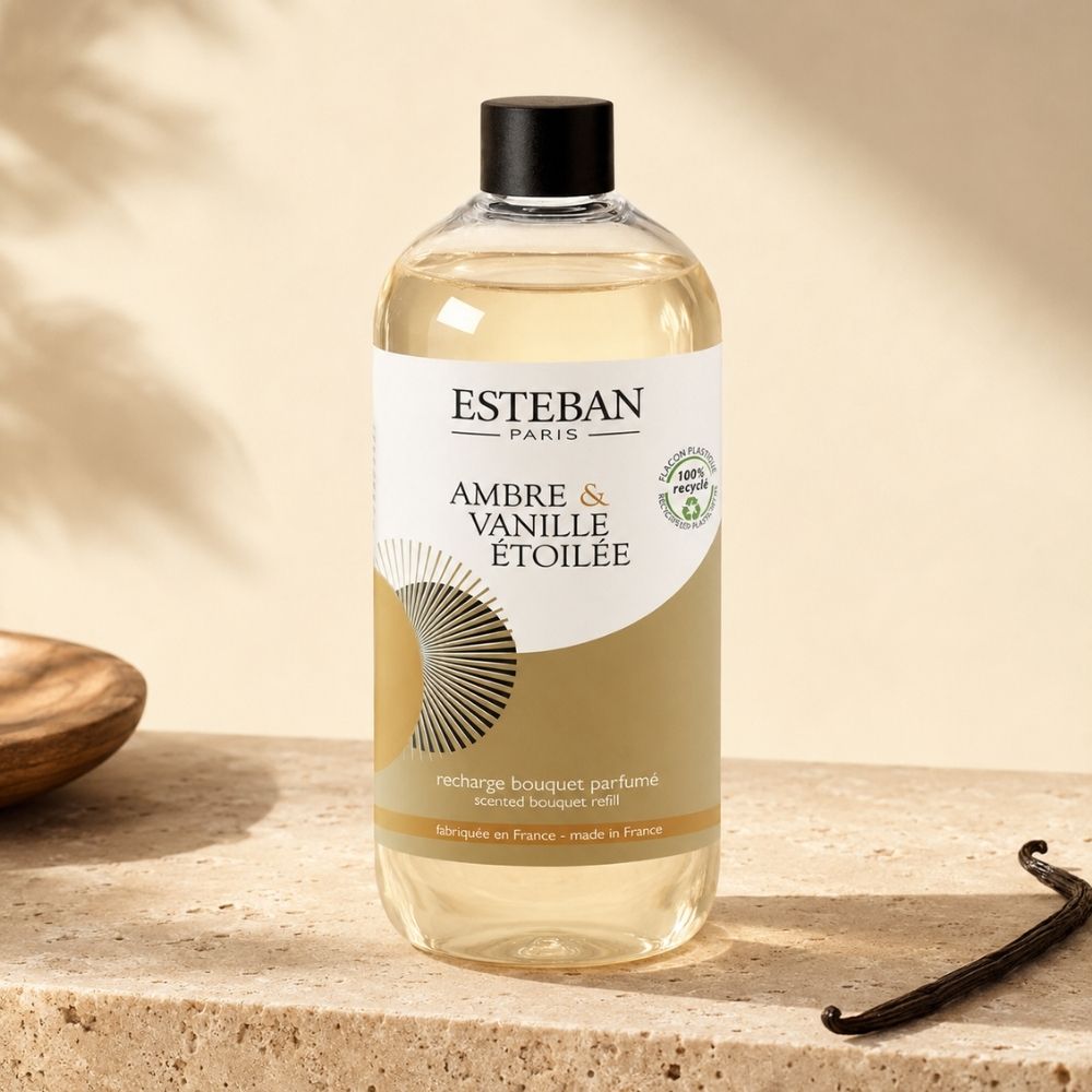 Recambio ambientador mikado Ambre et Vanille Étoilée Esteban París de 500 ml junto a una vaina de vainilla – D'Arome
