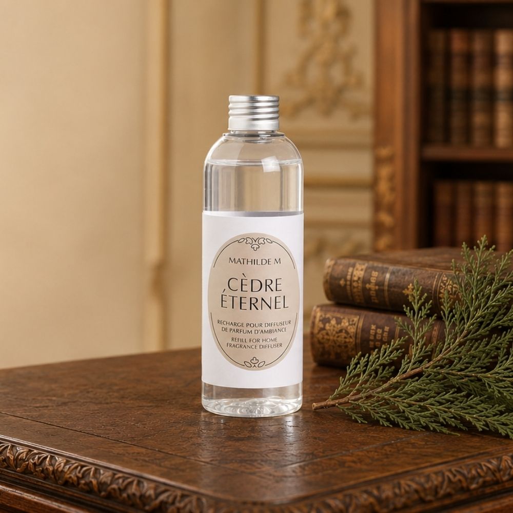 Recambio para ambientador mikado del aroma Cèdre Éternel de Mathilde M en botella de plástico transparente con tapón rosca – D'Arome