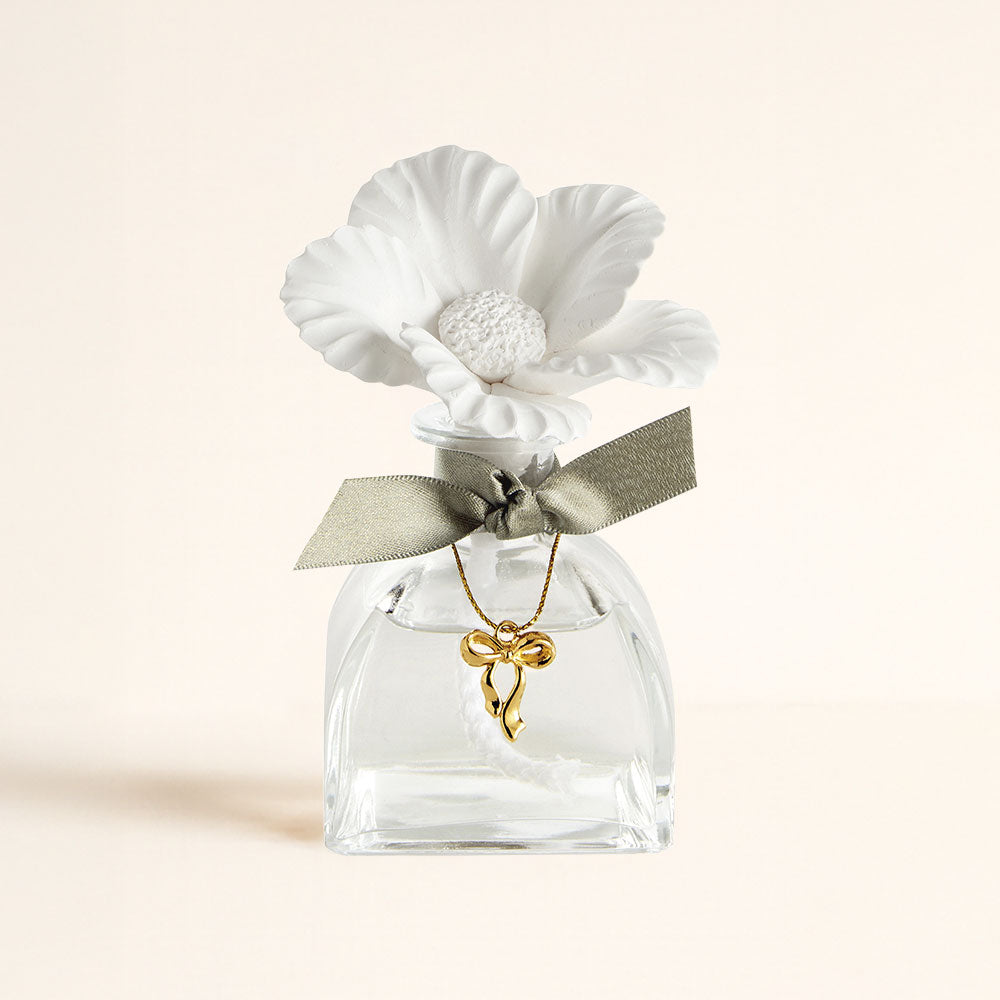 Ambientador mikado Sapin Doré 100ml Mathilde M con flor de porcelana blanca y colgante lazo dorado – D'Arome