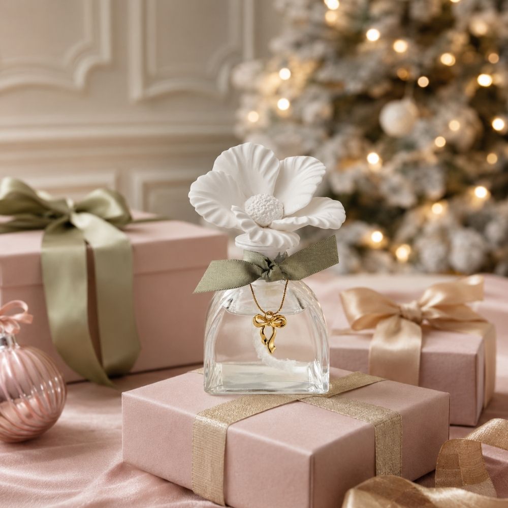Ambientador mikado del aroma navideño  Sapin Doré de 100ml de Mathilde M con flor de porcelana blanca, colgante dorado y lazo verde salvia, ambiente navideño – D'Arome
