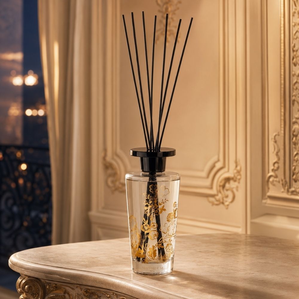 Ambientador mikado Trésor de Fleurs Marquise Mathilde M con varillas negras sobre consola dorada en ambiente nocturno elegante – D'Arome