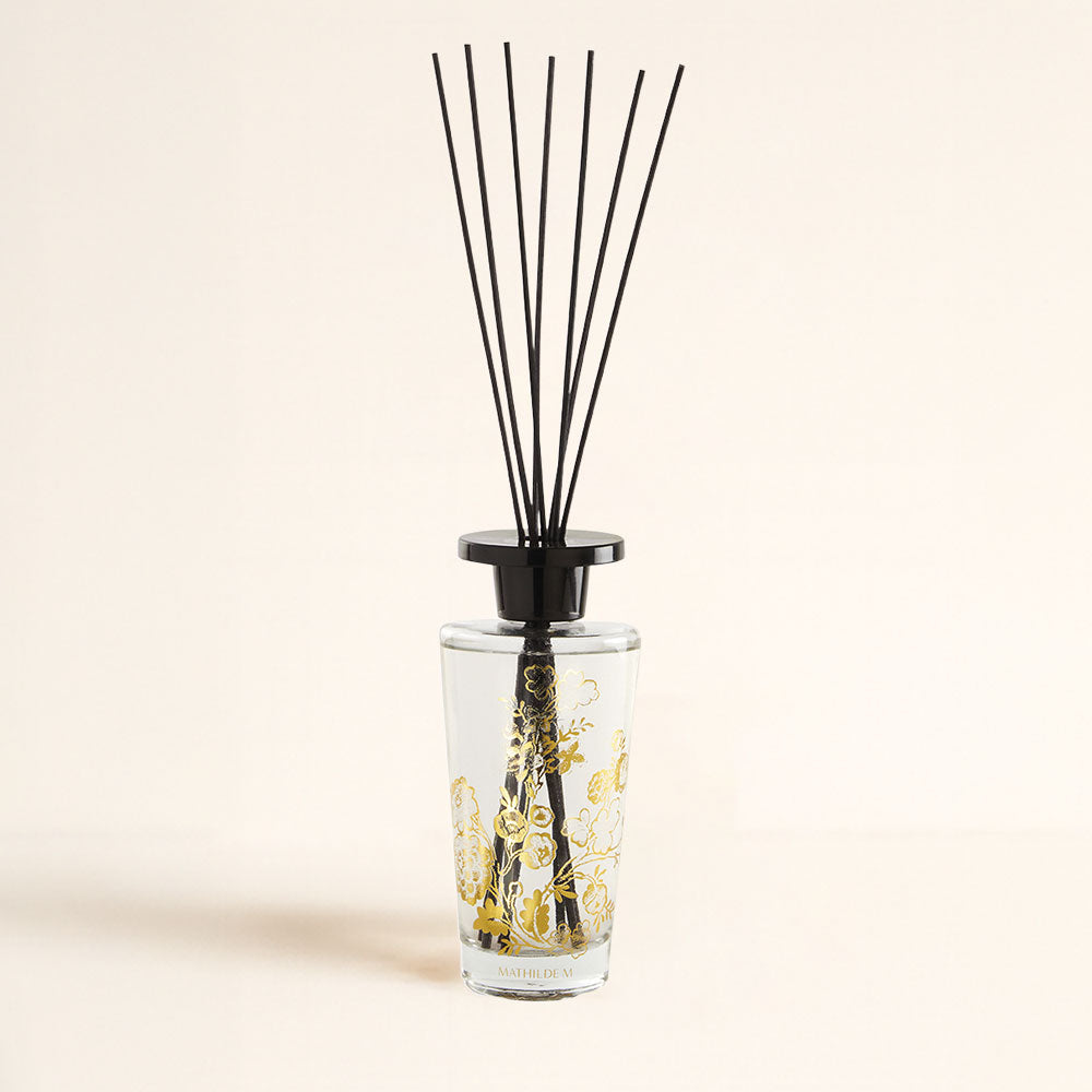 Ambientador mikado Trésor de Fleurs Marquise Mathilde M con frasco floral dorado y varillas negras – D'Arome
