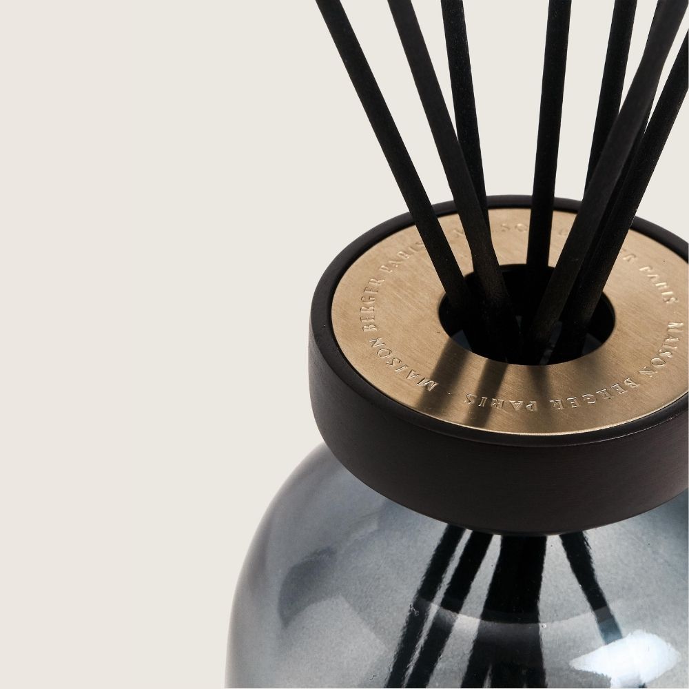 Ambientador mikado WOOD GRIS/NEGRO – aroma Musc Cocoon 180ml  – Maison Berger