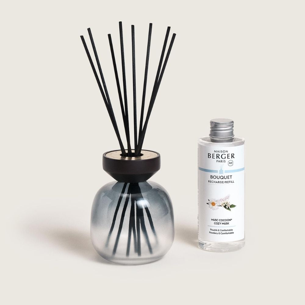 El Ambientador Mikado Wood Gris/Negro aporta sobriedad y confort a casa. Diseño premium con el aroma Musc Cocoon. ¡6 semanas de puro aroma!