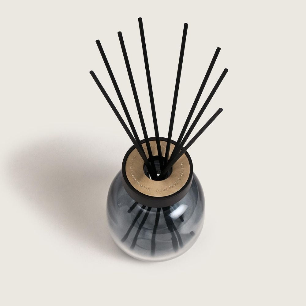 Ambientador mikado WOOD GRIS/NEGRO – aroma Musc Cocoon 180ml  – Maison Berger