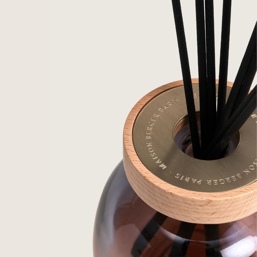 Ambientador mikado WOOD GRIS/ROJO – aroma Exquisite Sparkle 180ml  – Maison Berger