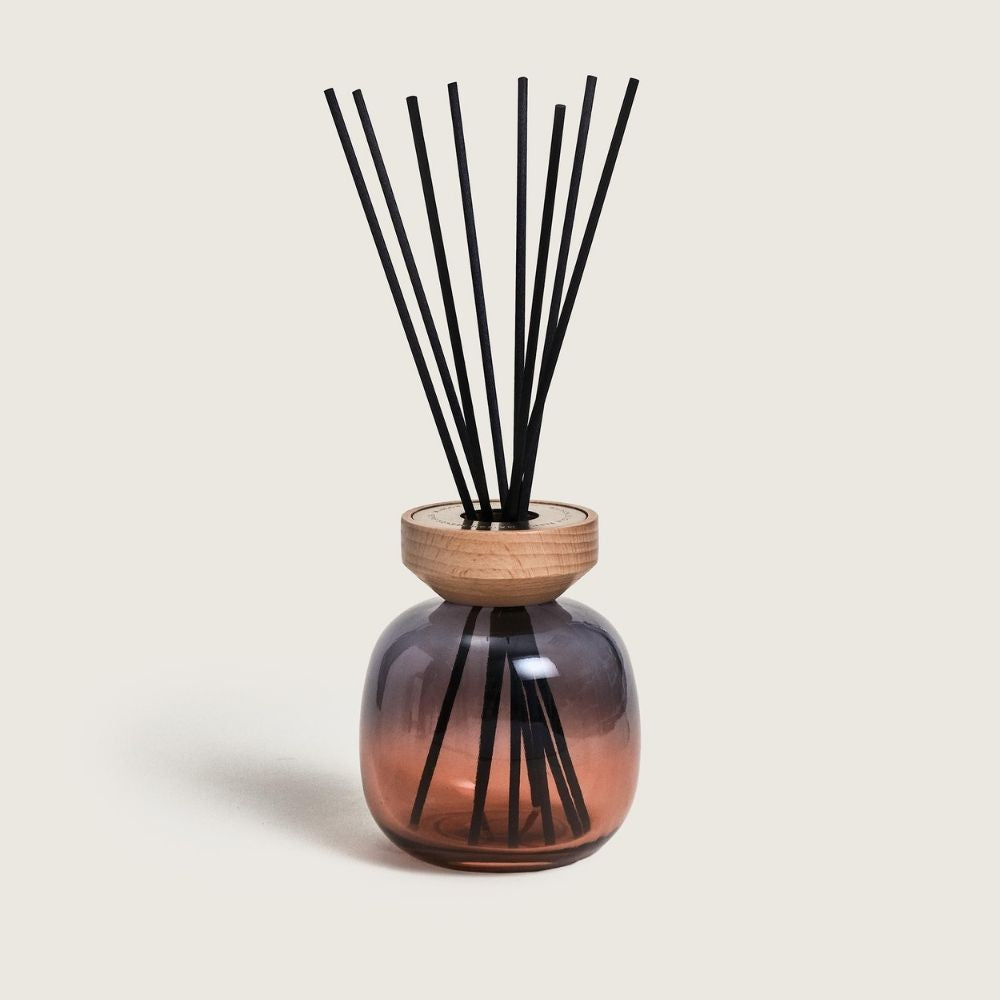 Ambientador mikado WOOD GRIS/ROJO – aroma Exquisite Sparkle 180ml  – Maison Berger