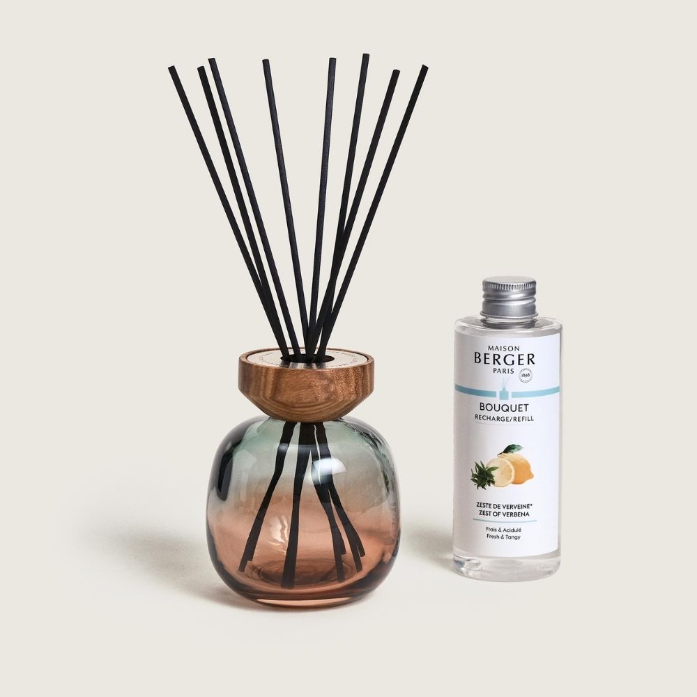 Despierta tu hogar con el Ambientador Mikado Wood Verde/Naranja. Un diseño vibrante con el aroma fresco y cítrico de la verbena. ¡Pruébalo ya!
