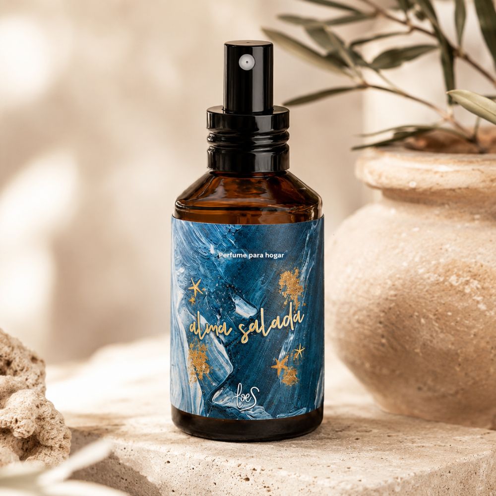 Detalle del pulverizador del ambientador spray Alma Salada de LoeS sobre piedra natural con ramas de olivo y jarrón rústico – D'Arome