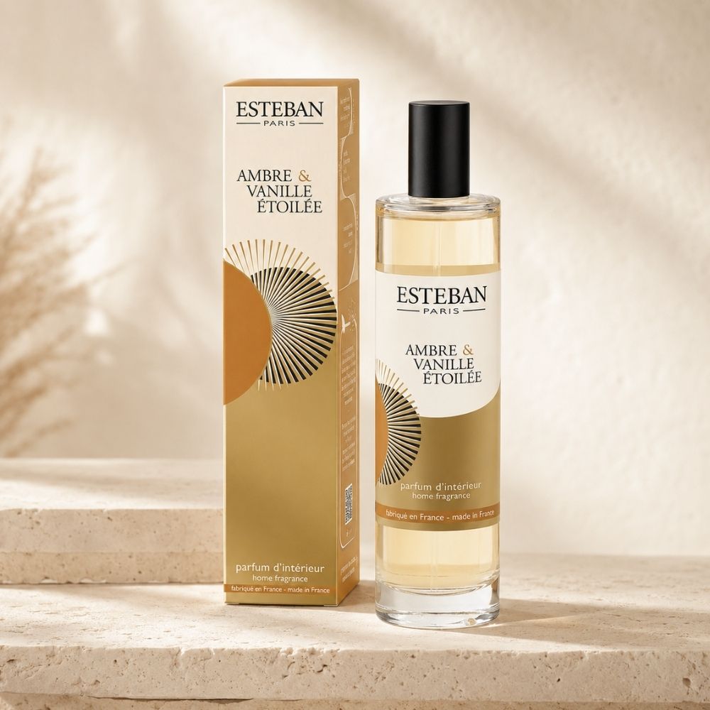 Ambientador spray Ambre et Vanille Étoilée Esteban París junto a su caja original sobre escalón de piedra clara – D'Arome