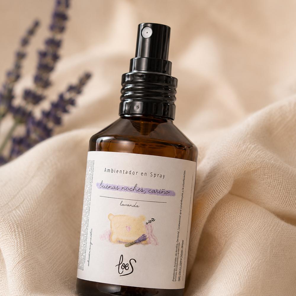 Detalle etiqueta ambientador spray Buenas Noches Cariño LoeS lavanda, spray relajante para dormir con aroma a lavanda – D'Arome