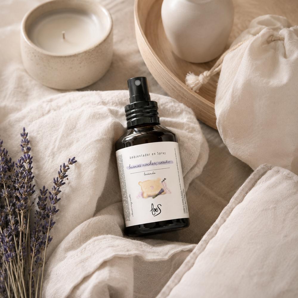 Ambientador spray Buenas Noches Cariño LoeS aroma lavanda sobre ropa de cama beige con vela y flores de lavanda, spray para dormir mejor – D'Arome