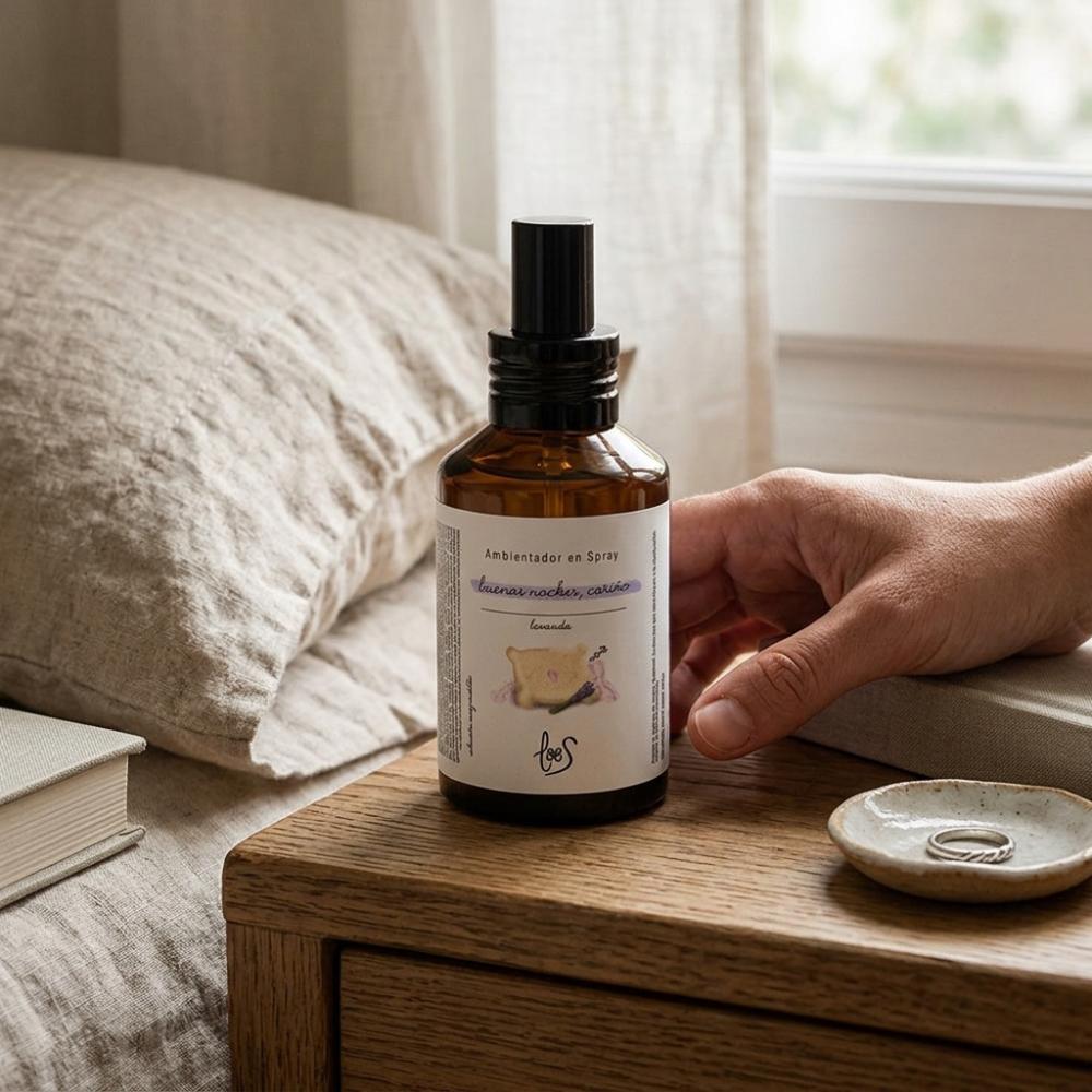 Mano cogiendo el spray Buenas Noches Cariño LoeS de la mesita de noche, ambientador lavanda para el dormitorio y conciliar el sueño – D'Arome