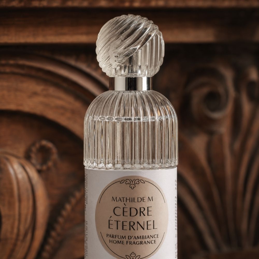 Detalle de la etiqueta y el tapón de cristal facetado del ambientador spray Cèdre Éternel Mathilde M – D'Arome
