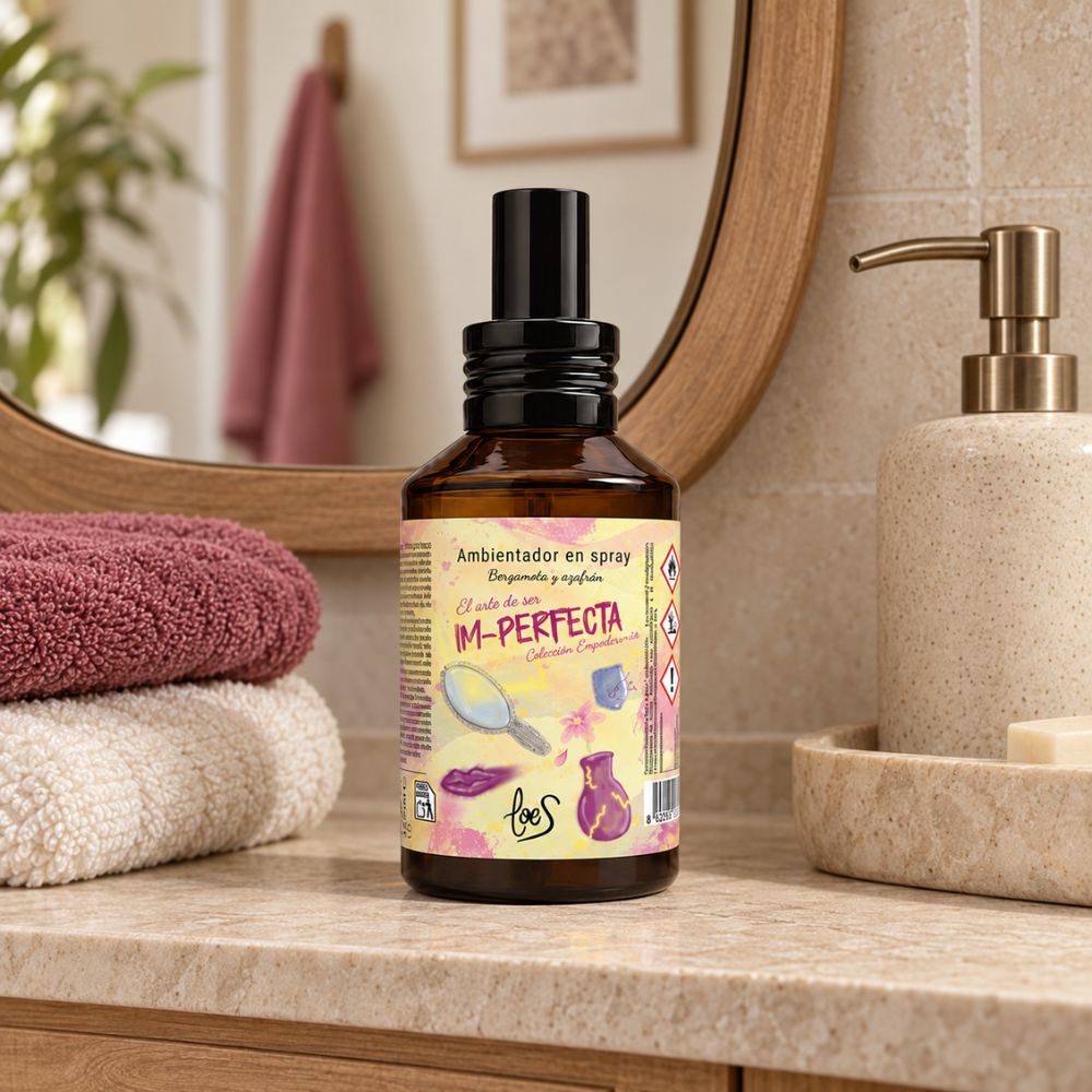 Bote de ambientador spray Im-Perfecta de LoeS en un baño cálido, el pequeño gesto de perfumar tu espacio y sentirte bien contigo misma cada mañana – D'Arome