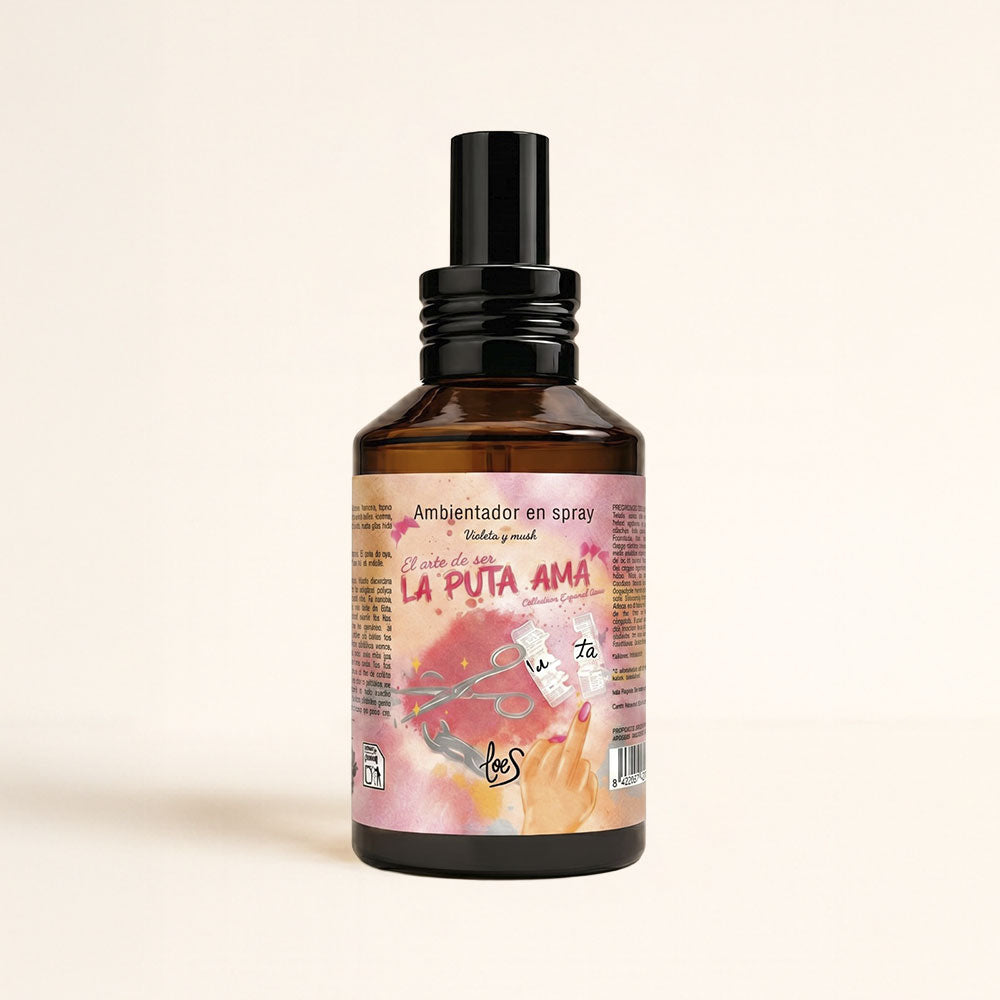 Ambientador en spray La Puta Ama LoeS aroma violeta y musk, colección Esparel Ama, vista posterior etiqueta sobre fondo neutro – D'Arome