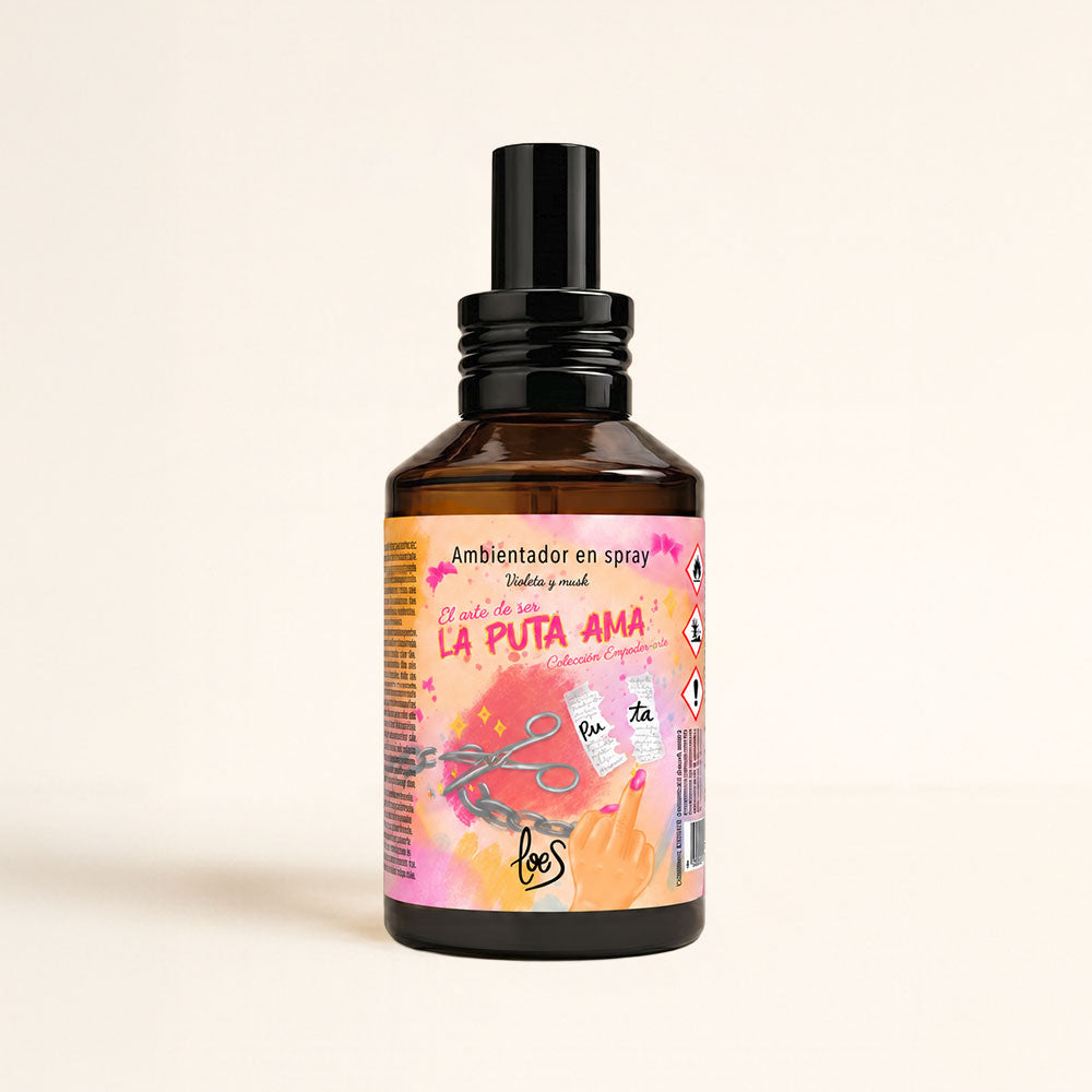 Ambientador en spray La Puta Ama de LoeS, aroma a violeta y musk, frasco ámbar con pulverizador y etiqueta de la colección Empoder-arte – D’Arome