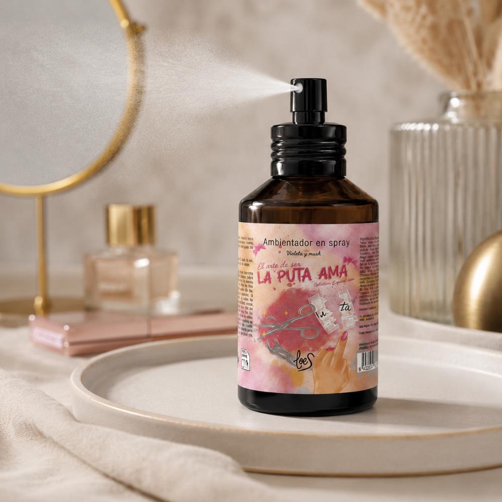 Ambientador spray La Puta Ama LoeS violeta y musk con bruma visible sobre bandeja de tocador, spray de ambiente aroma violeta para el hogar – D'Arome