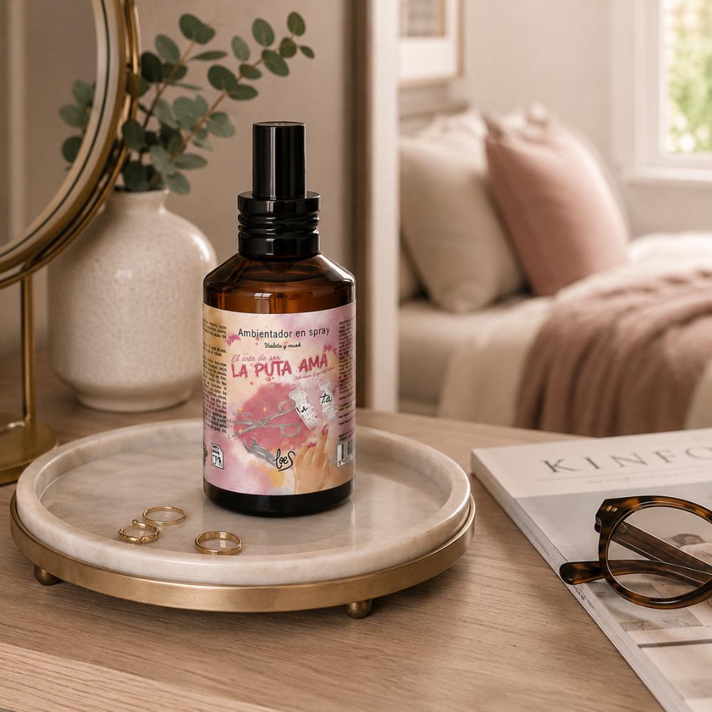 Ambientador spray La Puta Ama LoeS violeta y musk sobre bandeja de mármol dorada en dormitorio, perfume de hogar original para regalar – D'Arome