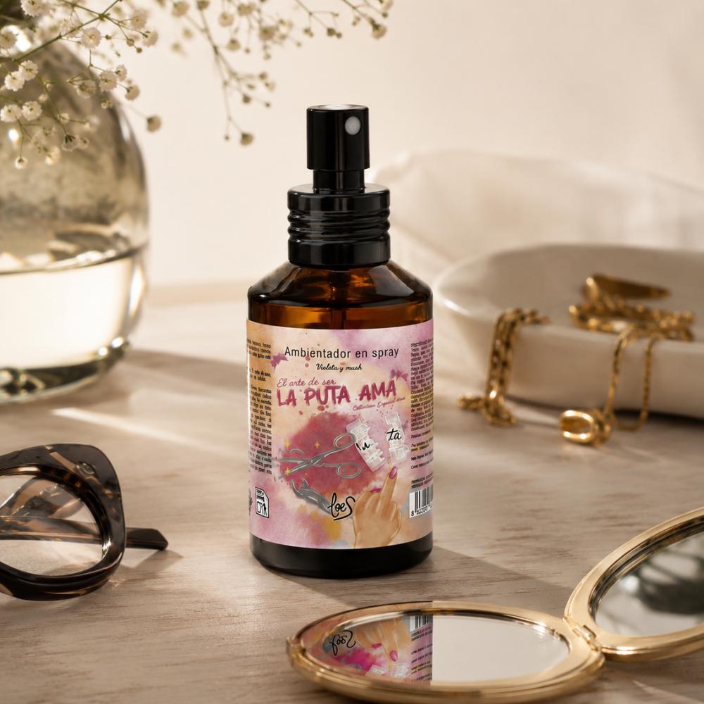 Ambientador spray La Puta Ama LoeS violeta y musk rodeado de joyas doradas y espejo de maquillaje, ambientador original para el hogar – D'Arome