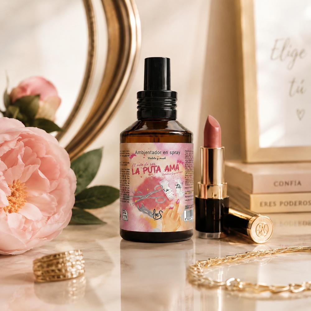 Ambientador spray La Puta Ama LoeS violeta y musk con peonías rosas, pintalabios y joyas doradas, regalo original para mujer – D'Arome