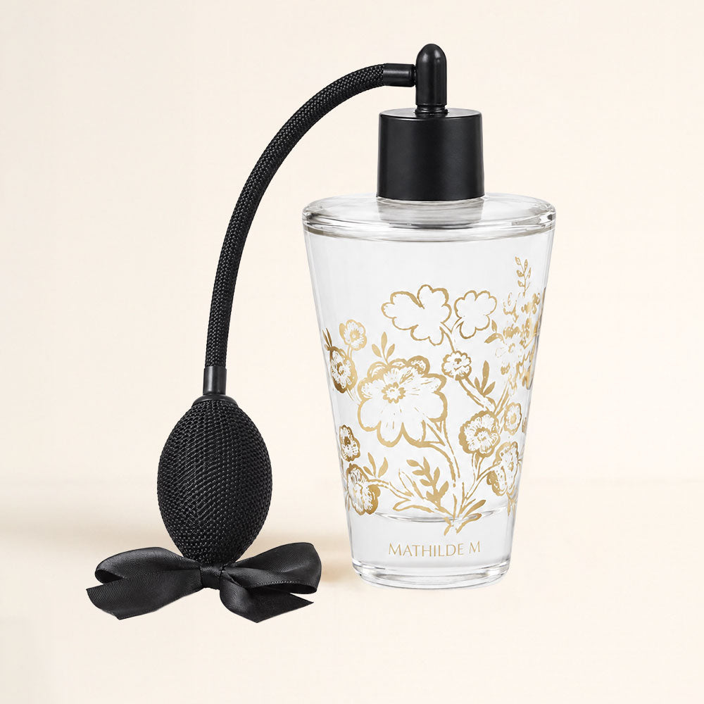 Detalle del pulverizador con borla y lazo negro del ambientador spray Trésor de Fleurs Marquise 180ml Mathilde M – D'Arome