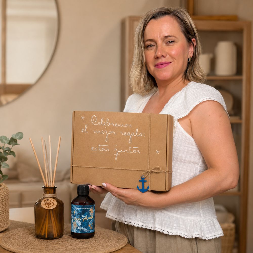 Ana Belén, del equipo de D'Arome, presentando el cofre regalo de verano mikado con recambio Alma Salada de LoeS – D'Arome