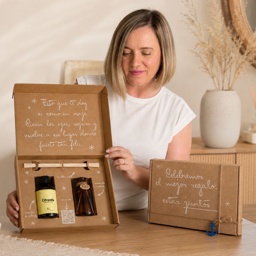 Ana Belén, del equipo de D'Arome, mostrando el cofre regalo de verano mikado "Pa' que no te piquen" con recambio Citronela antimosquitos de LoeS – D'Arome