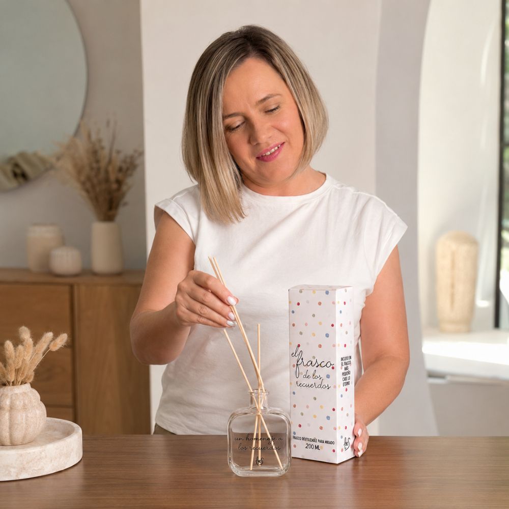 Ana Belén, del equipo de D'Arome, colocando las varillas de fibra en el frasco mikado reutilizable 200ml "Un homenaje a los recuerdos" de LoeS – D'Arome